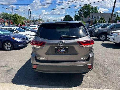 Gray 2019 Toyota Highlander SE
