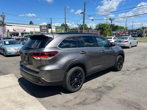 Gray 2019 Toyota Highlander SE