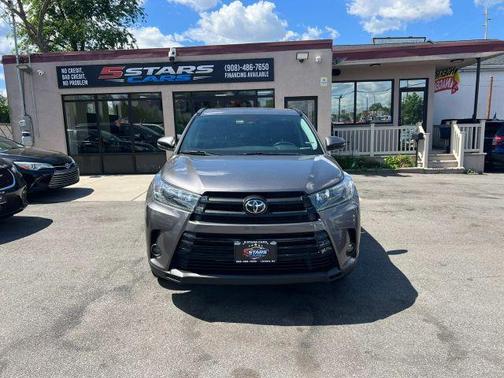 Gray 2019 Toyota Highlander SE