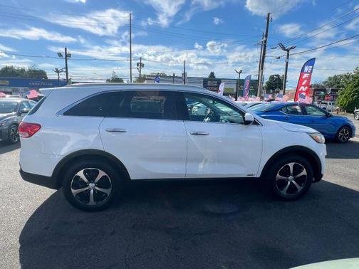 White 2018 Kia Sorento EX