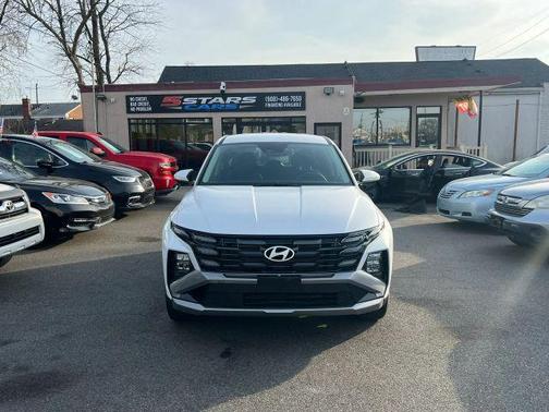 White 2025 Hyundai TUCSON SE