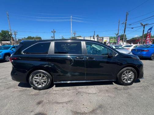 Black 2024 Toyota Sienna LE