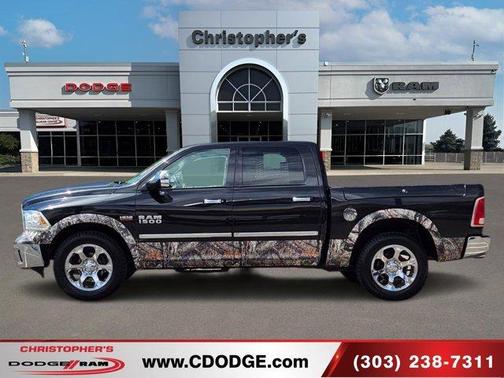 Brilliant Black Crystal Pearlcoat 2017 RAM 1500 Laramie