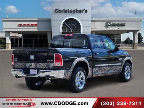Brilliant Black Crystal Pearlcoat 2017 RAM 1500 Laramie