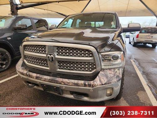Brilliant Black Crystal Pearlcoat 2017 RAM 1500 Laramie