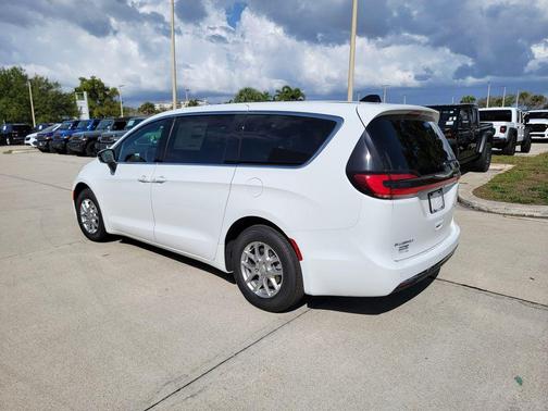 Bright White Clearcoat 2026 Chrysler Pacifica Select