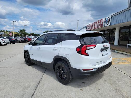 Summit White 2022 GMC Terrain AT4