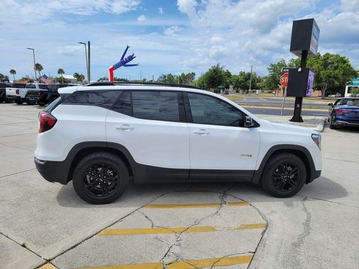 Summit White 2022 GMC Terrain AT4