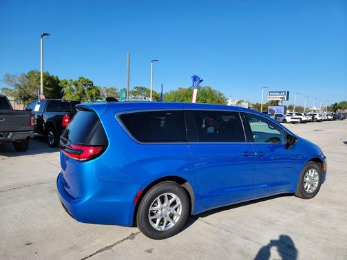Hydro Blue Pearlcoat 2026 Chrysler Pacifica Select