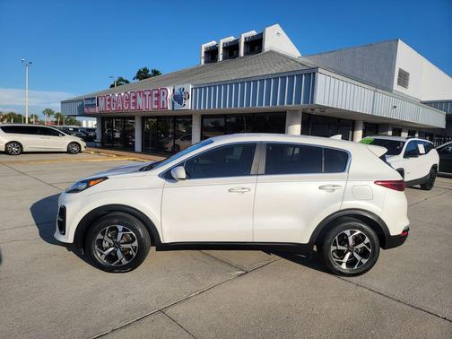Snow White Pearl 2022 Kia Sportage LX