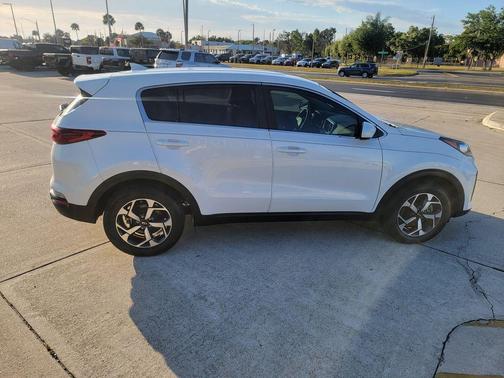 Snow White Pearl 2022 Kia Sportage LX