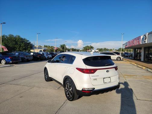 Snow White Pearl 2022 Kia Sportage LX