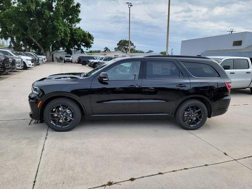 DB Black Crystal Clearcoat 2026 Dodge Durango GT Plus HEMI V8