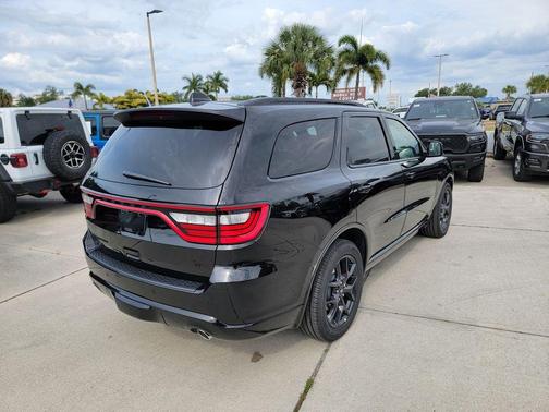 DB Black Crystal Clearcoat 2026 Dodge Durango GT Plus HEMI V8