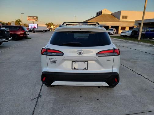 Pearl 2022 Toyota Corolla Cross XLE