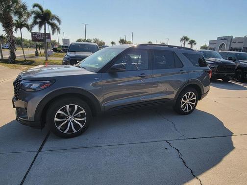 Gray Metallic 2025 Ford Explorer ST-Line