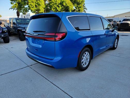 Hydro Blue Pearlcoat 2026 Chrysler Pacifica Select