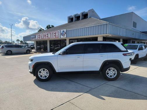 Bright White Clearcoat 2025 Jeep Grand Cherokee Laredo