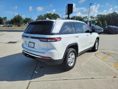 Bright White Clearcoat 2025 Jeep Grand Cherokee Laredo