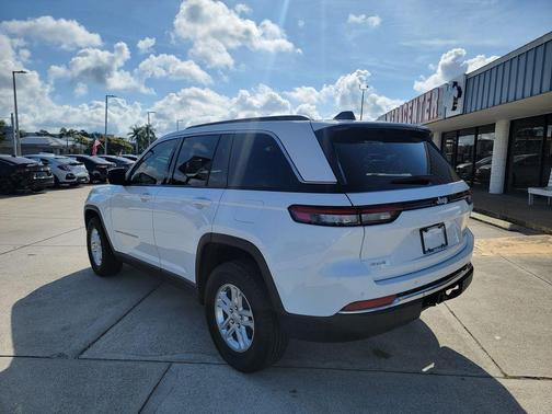 Bright White Clearcoat 2025 Jeep Grand Cherokee Laredo