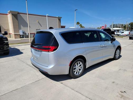 Silver Mist Clearcoat 2026 Chrysler Pacifica Select