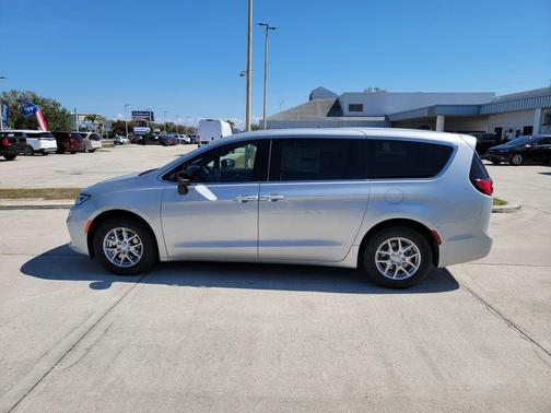 Silver Mist Clearcoat 2026 Chrysler Pacifica Select
