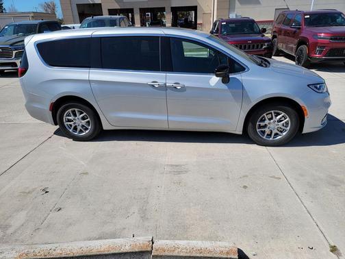 Silver Mist Clearcoat 2026 Chrysler Pacifica Select