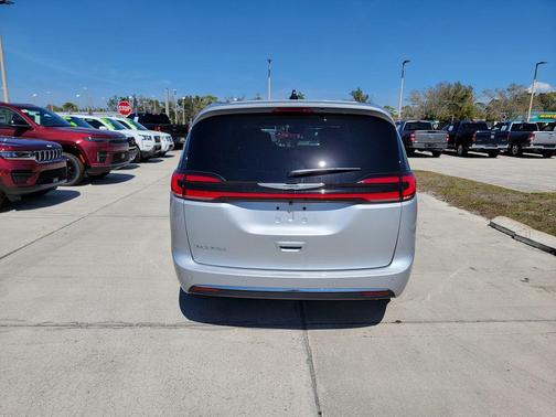 Silver Mist Clearcoat 2026 Chrysler Pacifica Select