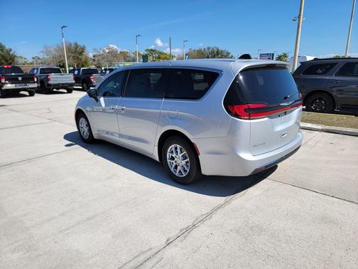 Silver Mist Clearcoat 2026 Chrysler Pacifica Select
