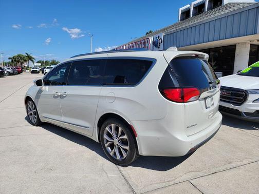 Luxury White Pearlcoat 2020 Chrysler Pacifica Limited