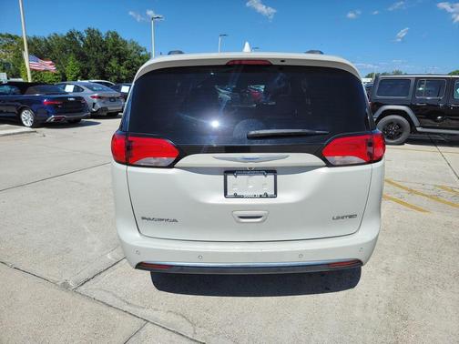 Luxury White Pearlcoat 2020 Chrysler Pacifica Limited