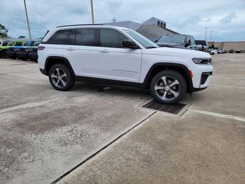 Bright White Clearcoat 2026 Jeep Grand Cherokee Limited