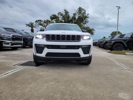 Bright White Clearcoat 2026 Jeep Grand Cherokee Limited