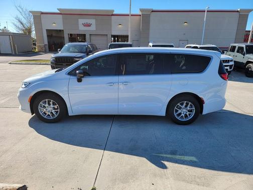 Bright White Clearcoat 2026 Chrysler Pacifica Select