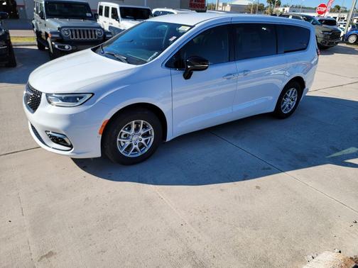Bright White Clearcoat 2026 Chrysler Pacifica Select