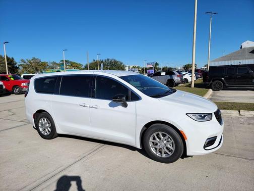 Bright White Clearcoat 2026 Chrysler Pacifica Select
