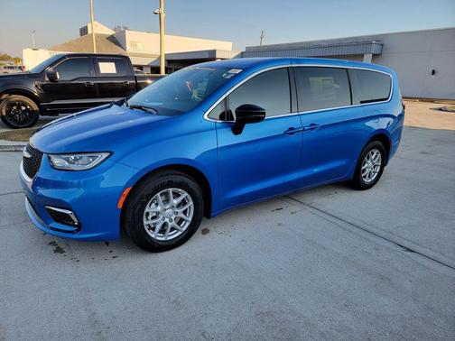 Hydro Blue Pearlcoat 2026 Chrysler Pacifica Select