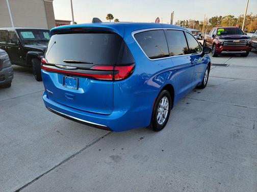 Hydro Blue Pearlcoat 2026 Chrysler Pacifica Select
