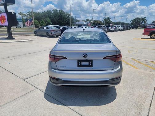 Pyrite Silver Metallic 2022 Volkswagen Jetta 1.5T SE