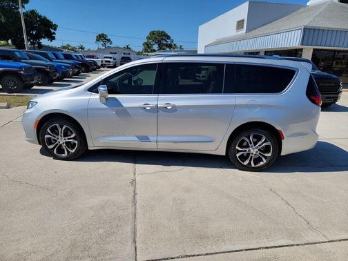 Silver Mist Clearcoat 2022 Chrysler Pacifica Pinnacle