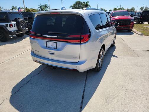 Silver Mist Clearcoat 2022 Chrysler Pacifica Pinnacle