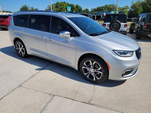 Silver Mist Clearcoat 2022 Chrysler Pacifica Pinnacle