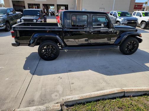 Black Clearcoat 2021 Jeep Gladiator Overland