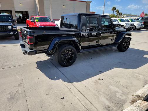 Black Clearcoat 2021 Jeep Gladiator Overland