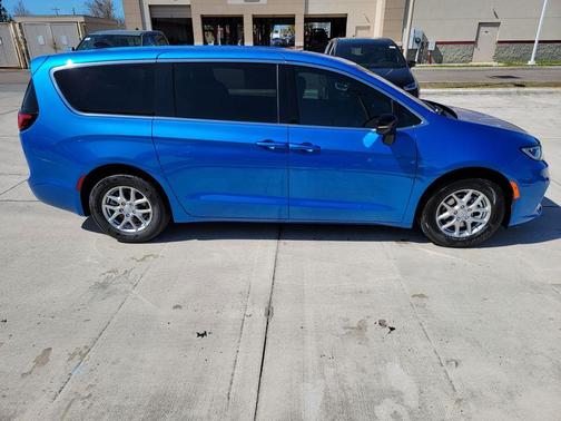 Hydro Blue Pearlcoat 2026 Chrysler Pacifica Select
