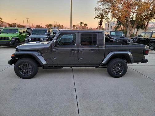 Granite Crystal Clearcoat Metallic 2026 Jeep Gladiator Sport