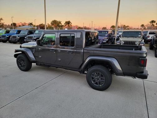 Granite Crystal Clearcoat Metallic 2026 Jeep Gladiator Sport