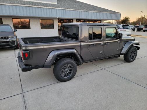 Granite Crystal Clearcoat Metallic 2026 Jeep Gladiator Sport