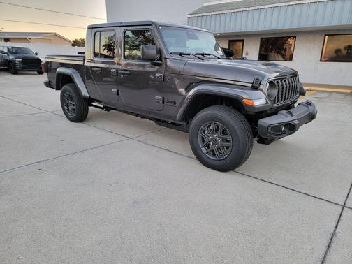 Granite Crystal Clearcoat Metallic 2026 Jeep Gladiator Sport