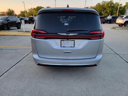 Silver Mist Clearcoat 2026 Chrysler Pacifica Pinnacle